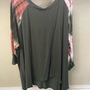 Avenue plus size 26-28 Blouse. Looks great with tights or jeans.